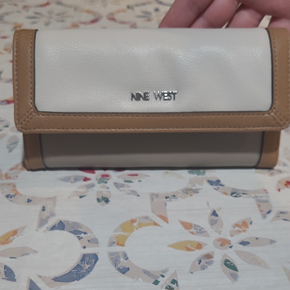 NWT Nine West Beige and White Clutch